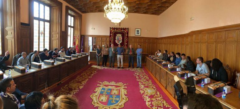 Fuerzas políticas y equipo en el salón de plenos del Ayuntamiento