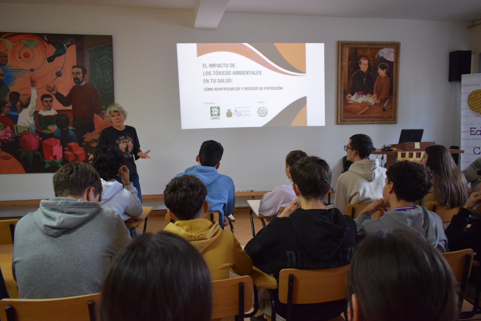 Mónica Ibáñez imparte uno de los primeros talleres en el colegio Claret