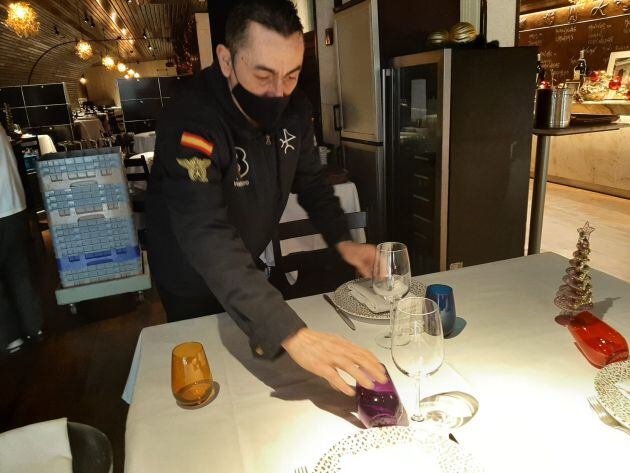 Un camarero prepara una mesa en el interior de un restaurante