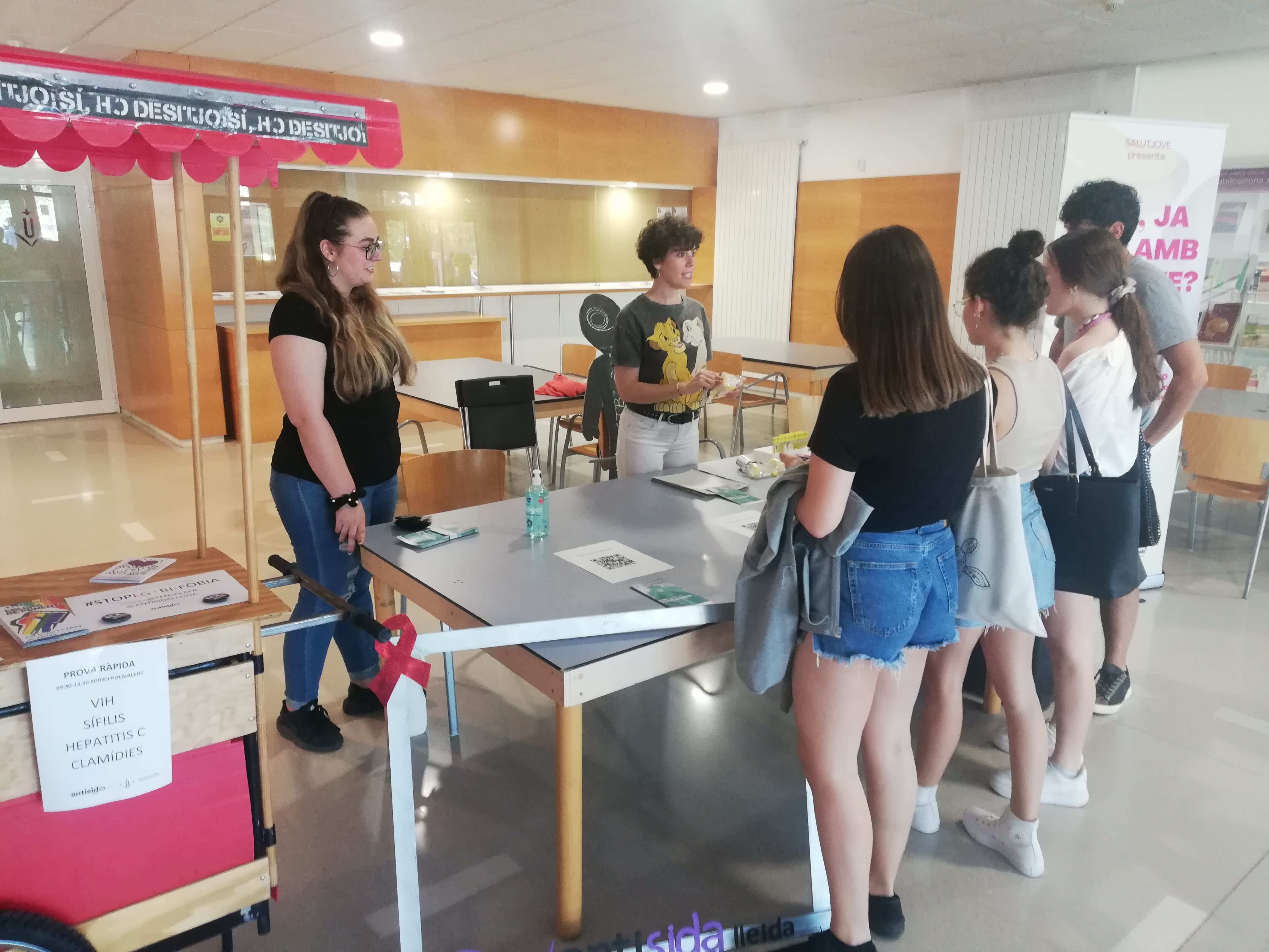 Un grup d'alumnes de la UdL davant l'estand d'Antisida Lleida a l'Edifici Polivalent del Campus de Cappont on s'oferia la prova del VIH i també participar en un estudi sobre la clamídia.