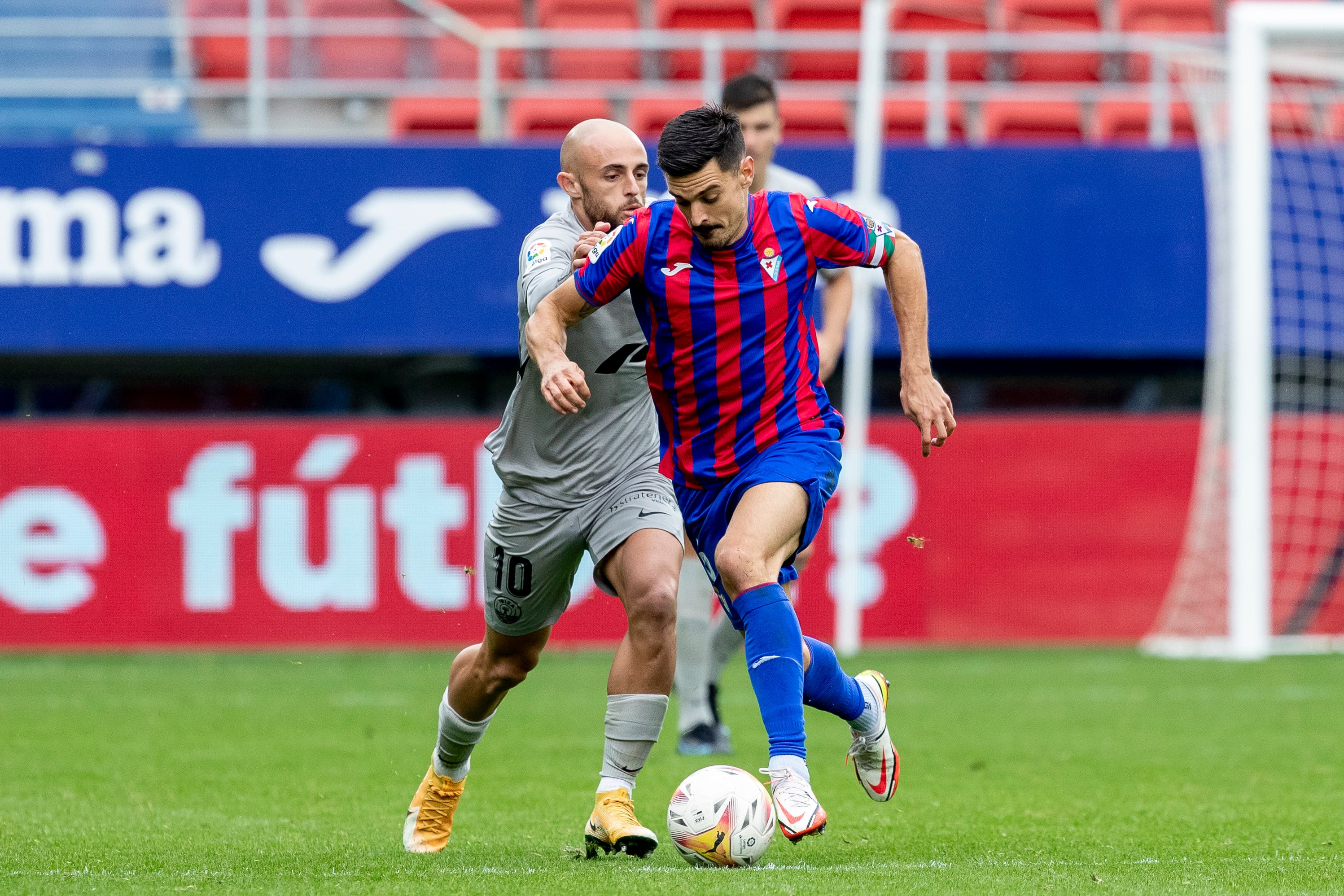 Sergio Álvarez encara un balón en el partido contra el Ibiza de la primera vuelta