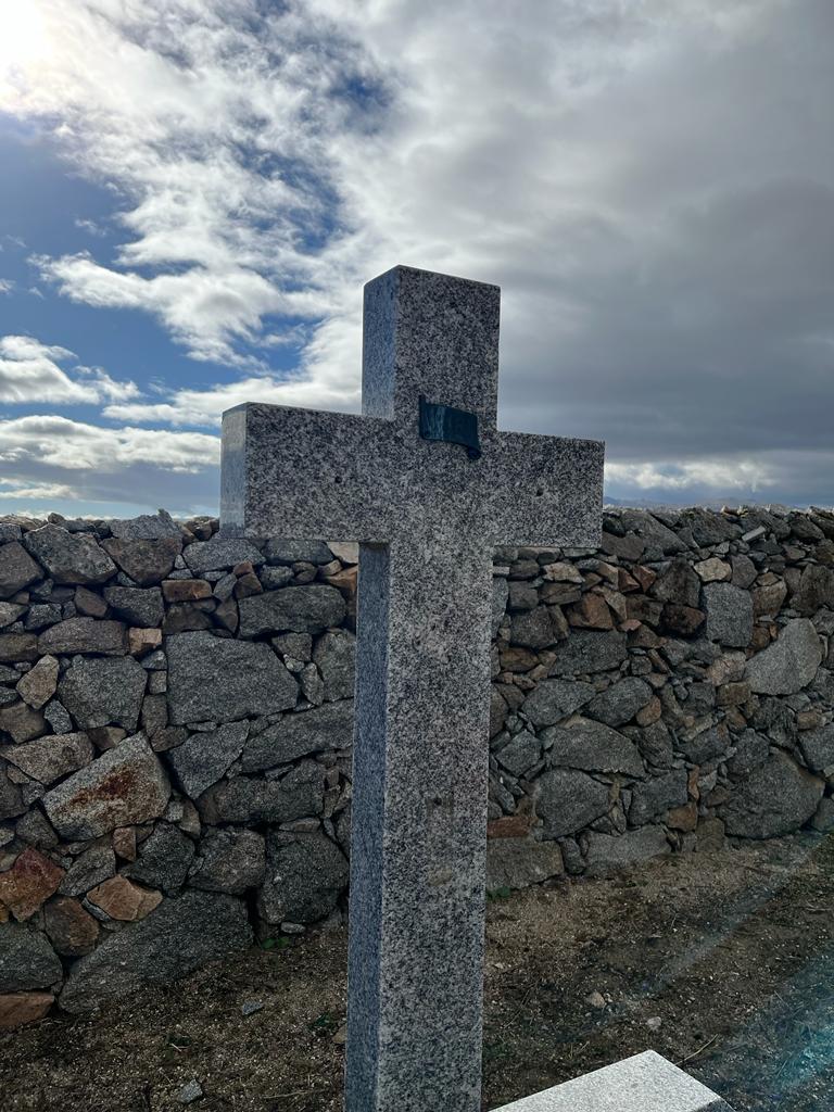 Roban varios crucifijos que adornaban las tumbas en el cementerio de Muñochas (Ávila)