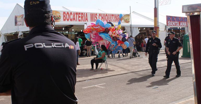 ´Varios agentes patrullan por las calles del ferial.