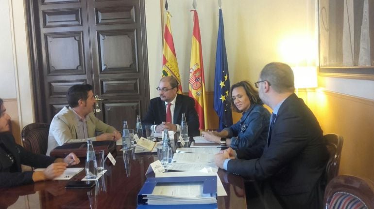 El alcalde de Salillas se reúne en el Pignatelli con el presdiente y la consejera de cultura