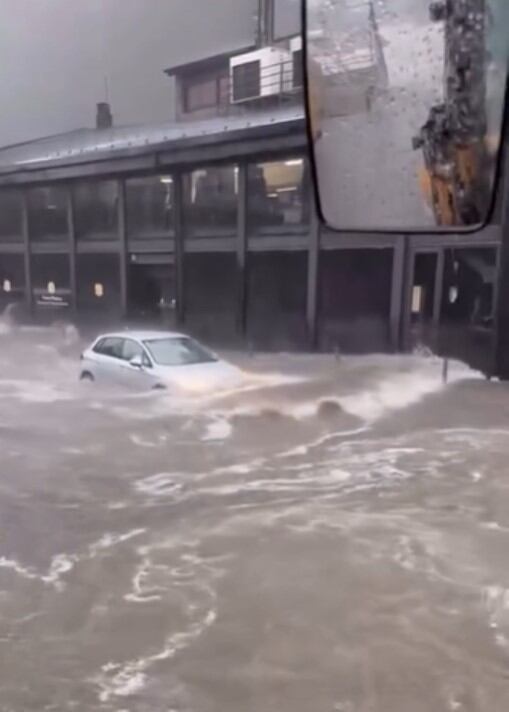 Un intant del fort aiguat que ha afectat la Baixada del Molí a primera hora d'aquesta tarda.