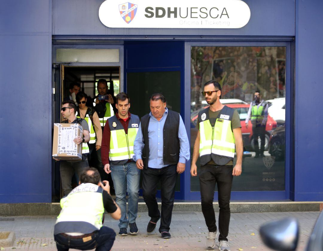 El presidente del Huesca Agustín Lasaosa sale arrestado de las oficinas del Huesca el pasado martes