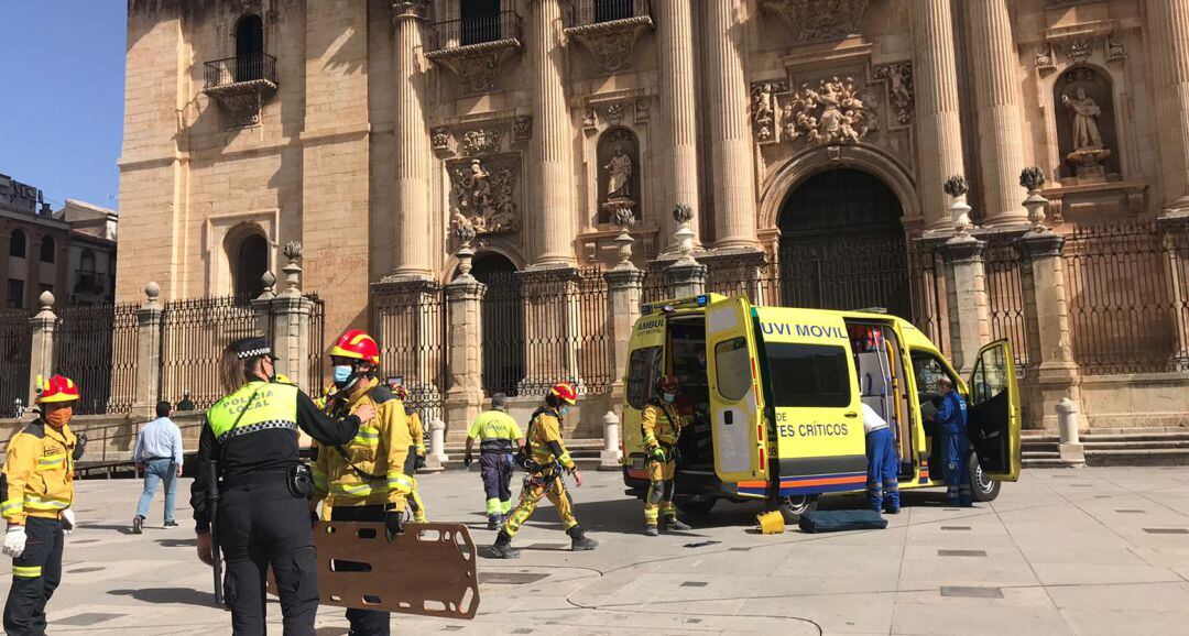 Imágenes de los exteriores de la Catedral de Jaén tras el accidente.