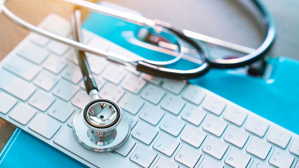 Un médico explica el gran problema de fondo de compartir tus analíticas con la inteligencia artificial