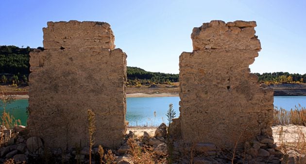 Ruinas de La Isabela, en el embalse de Buendía.