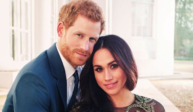 Fotografía oficial del compromiso del príncipe Enrique de Inglaterra y de la actriz estadounidense Meghan Markle realizada por el fotógrafo británico Alexi Lubomirski.