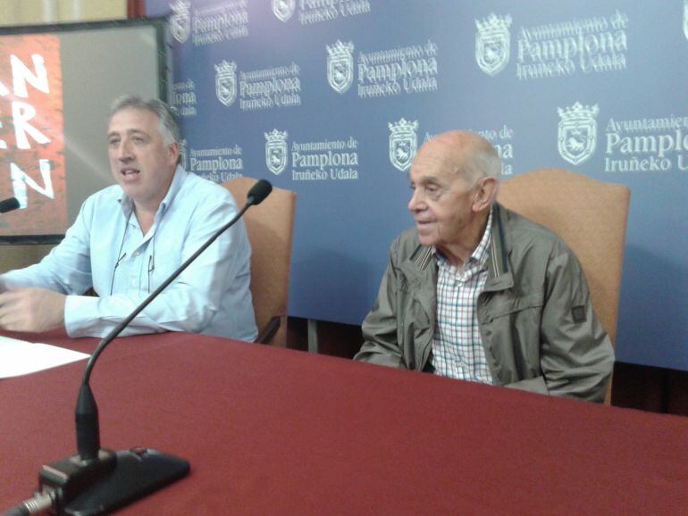Jesús Ilundáin, junto al alcalde de Pamplona, Joseba Asirón