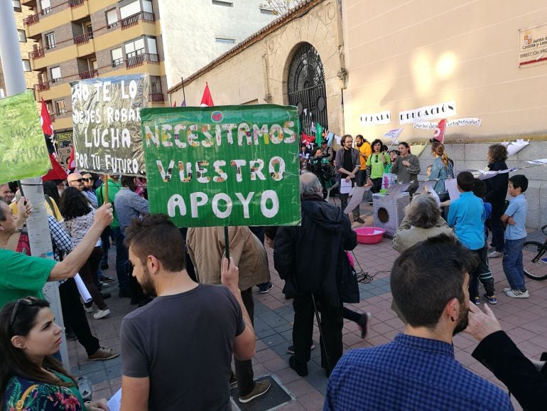 Cerca de 100 personas convocados por la Plataforma en defensa de la Educación Pública se concentran a las puertas de la delegación de la consejería en Segovia