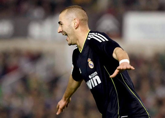 El francés celebra su gol, segundo del Real Madrid, ante el Racing de Santander