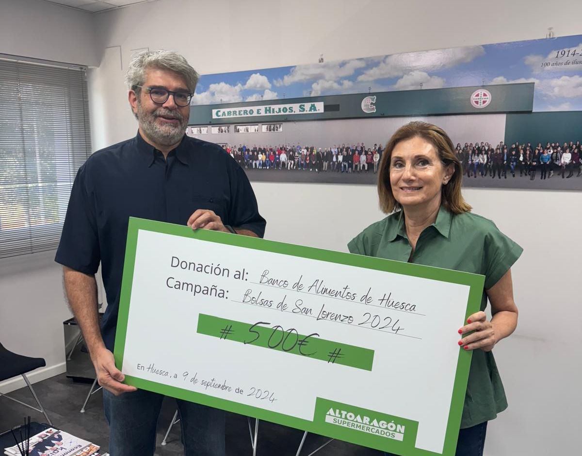 Agustín Cabrero, adjunto a gerencia de Cabrero e Hijos hace entrega delcheque a Julia Lera, presidenta del Banco de Alimentos de Huesca.