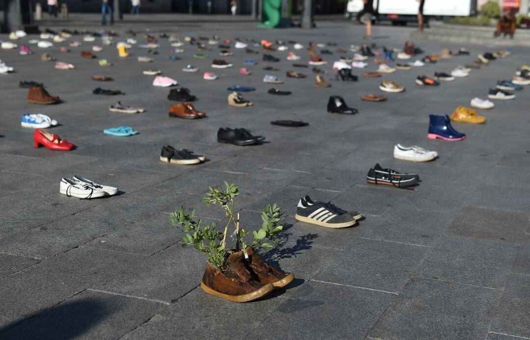 Zapatillas en la plaza de Sol en Madrid por "todos aquellos que no pueden protestar".
