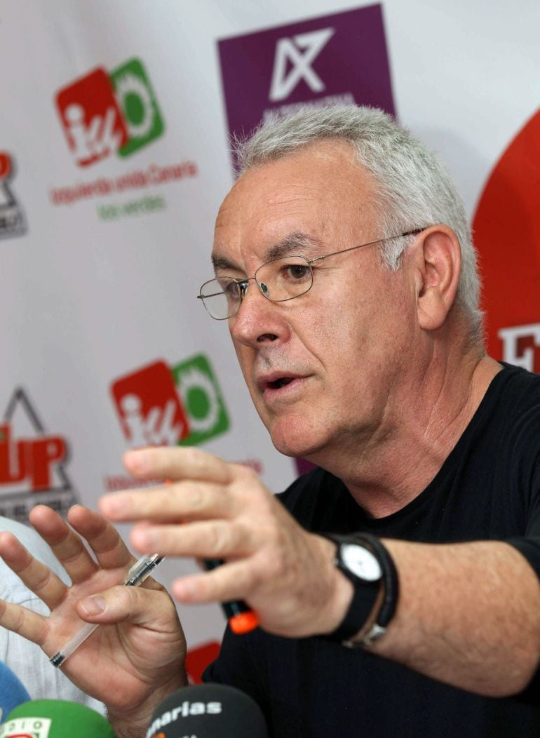 GRA280 LAS PALMAS DE GRAN CANARIA, 06/05/2015.- El coordinador Federal de Izquierda Unida, Cayo Lara, durante la rueda de prensa ofrecida junto a los candidatos de su partido al Parlamento de Canarias por Gran Canaria, Lorenzo Garzón; y al Cabildo de la i