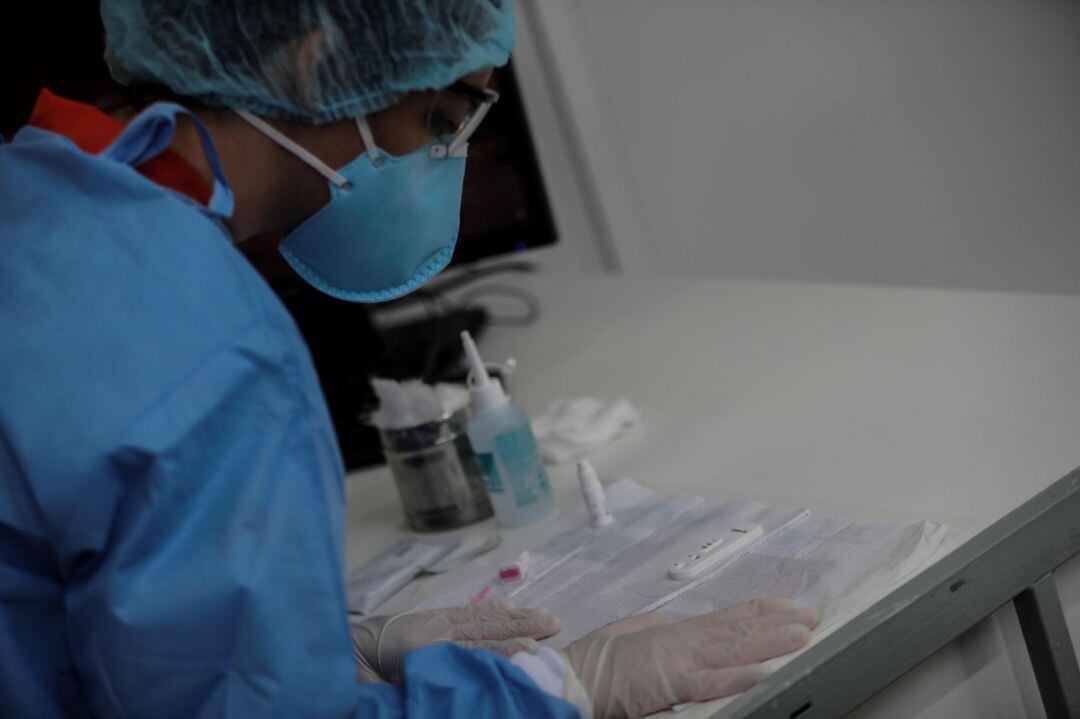 Sanitarios y científicos siguen trabajando con esfuerzo para asegurar el control del COVID-19