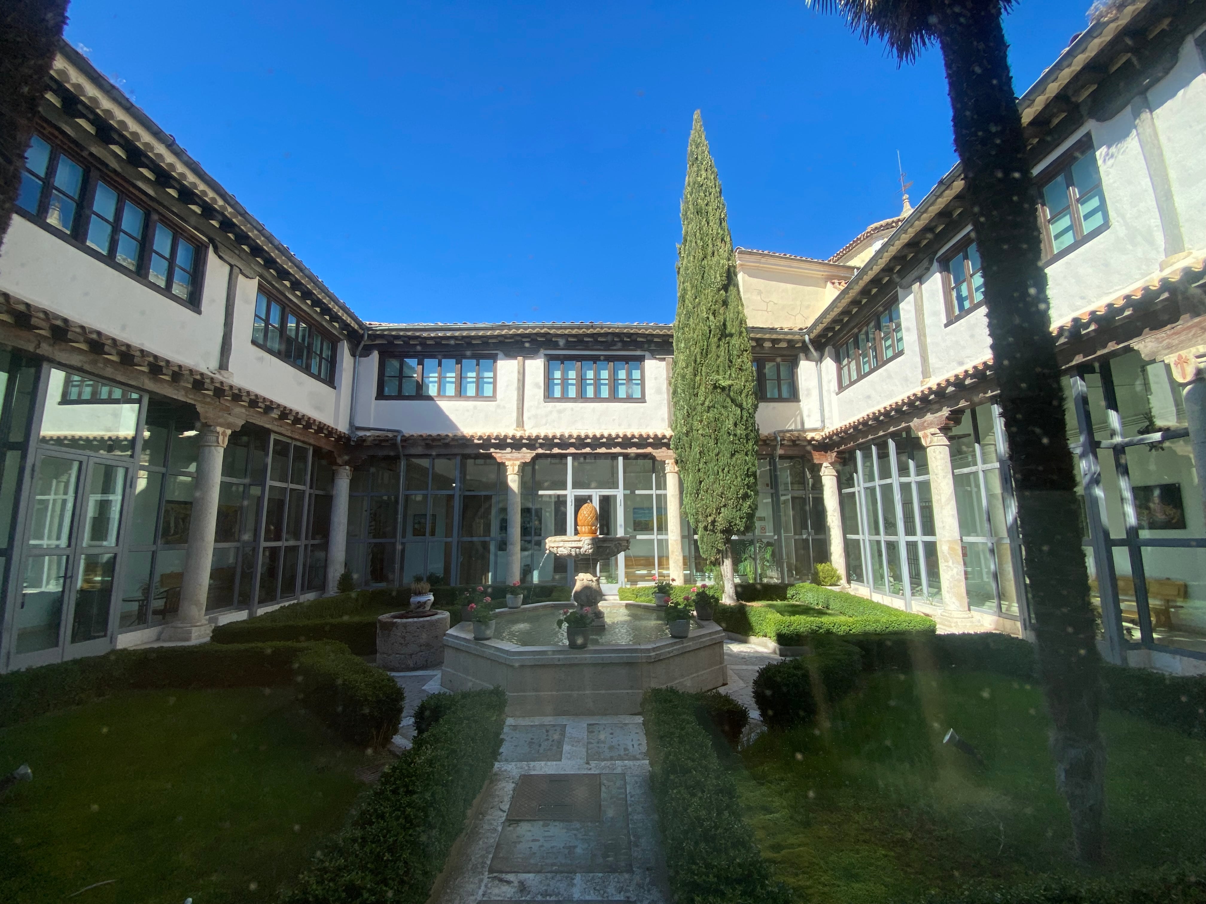 Claustro del siglo XVI en tono al patio central del Hospital de Santiago.