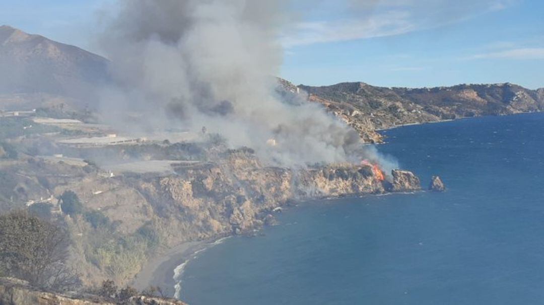 Imagen aérea del incendio en los acantilados de Maro (Nerja)