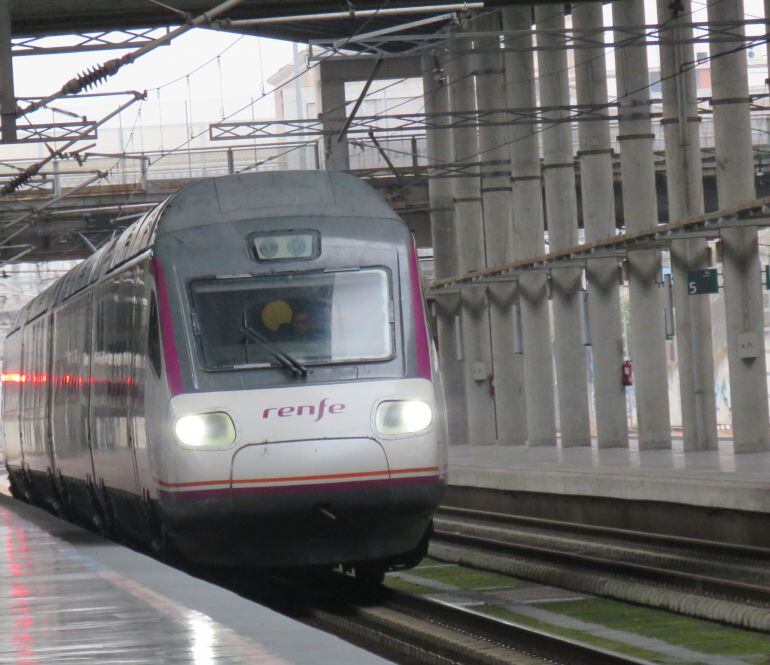 Tren talgo entrando en la estación de Córdoba