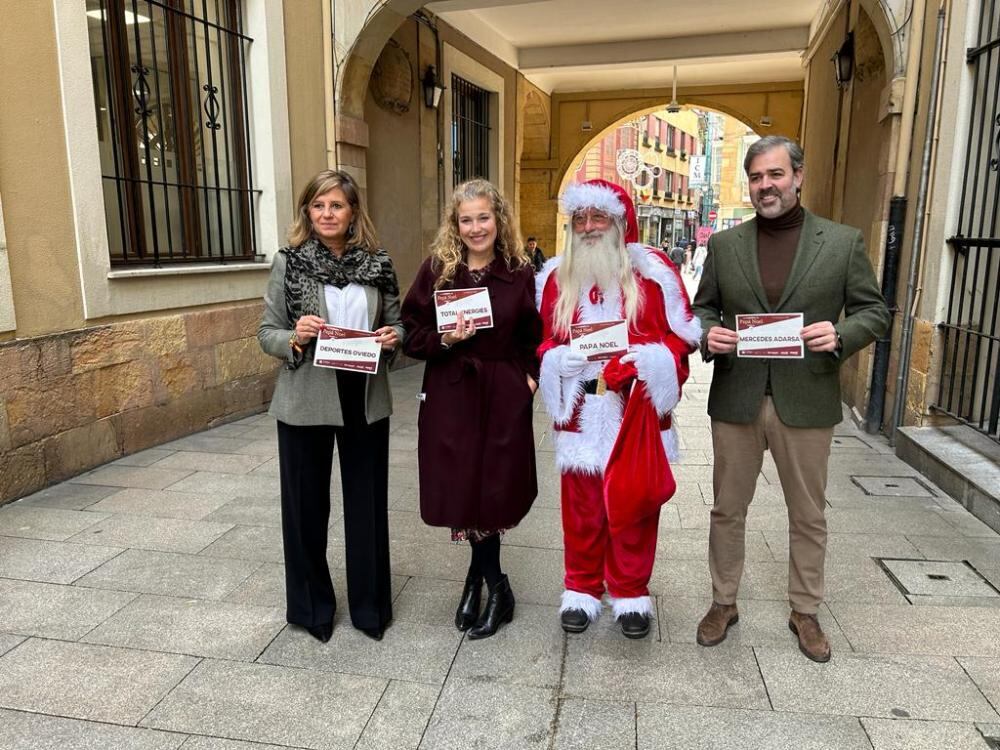 La concejala de deportes, Conchita Méndez, en la presentación de la carrera junto a dos de los patrocinadores y el propio Papá Noel