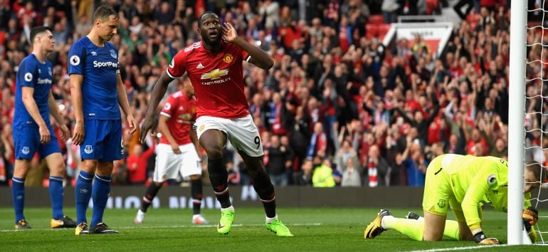 Romelu Lukaku celebra un gol con el Manchester United.