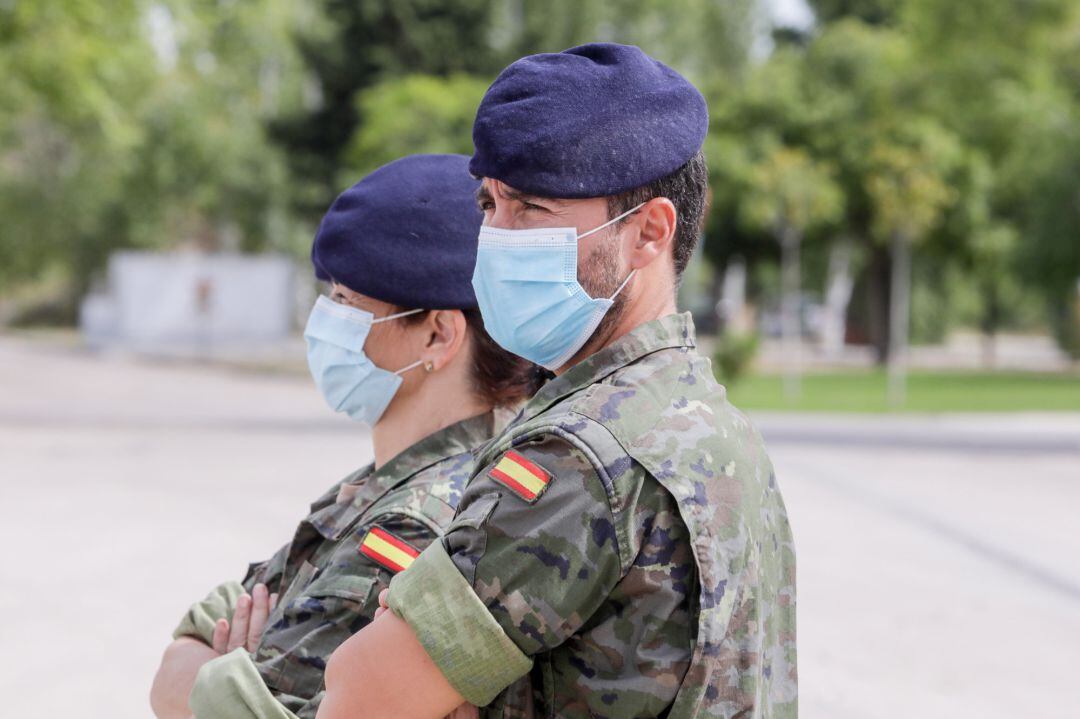 Dos rastreadores del Ejército de Tierra momentos antes de iniciar labores.