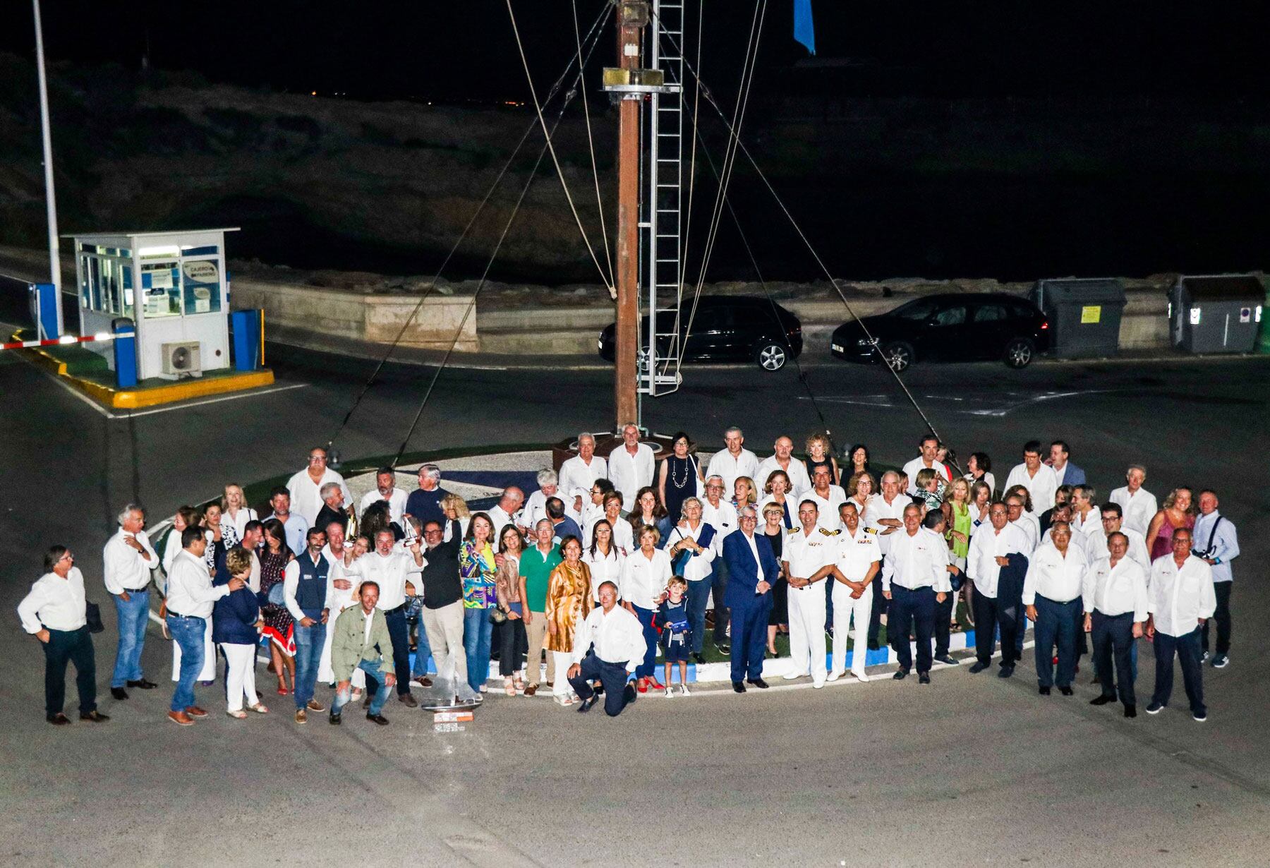 Foto de familia de los participantes tras la entrega de trofeos
