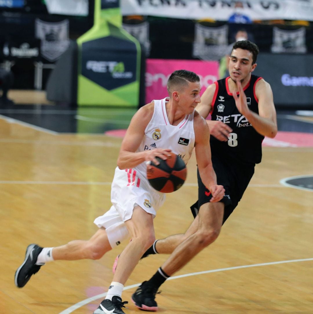 El escolta del Real Madrid Jaycee Carroll (i) juega un balón ante Álex Reyes, del RETAbet Bilbao Basket, durante el partido aplazado de la sexta jornada de la Liga Endesa de baloncesto disputado este miércoles en el BilbaoArena de la capital vizcaína.