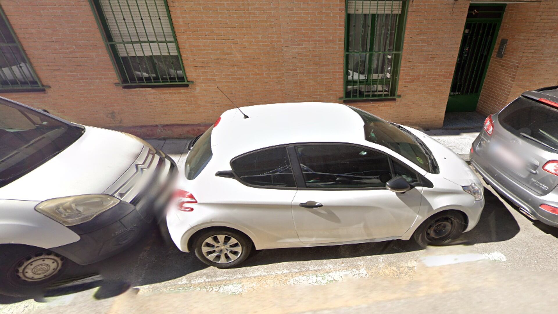 Coches aparcados en la calle Federico Martín en Valdemoro