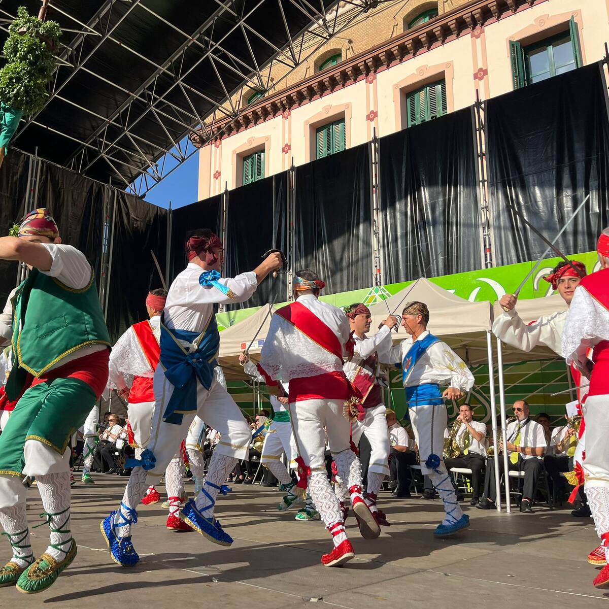 Los danzantes vuelven a hacer las delicias de los oscenses en la fiesta del comercio