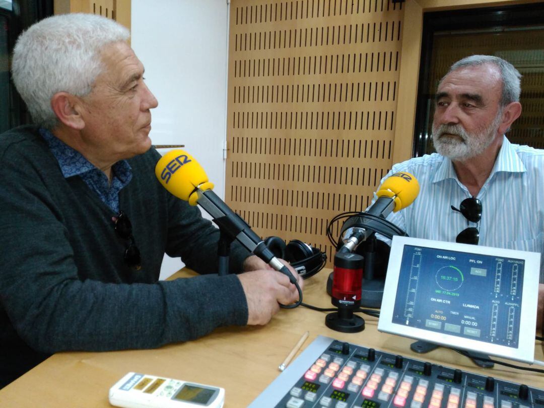 El Dr. José Martínez y el profesor de Sociología de la Universidad de Murcia, Pedro Baños, en el estudio 2 de Radio Murcia