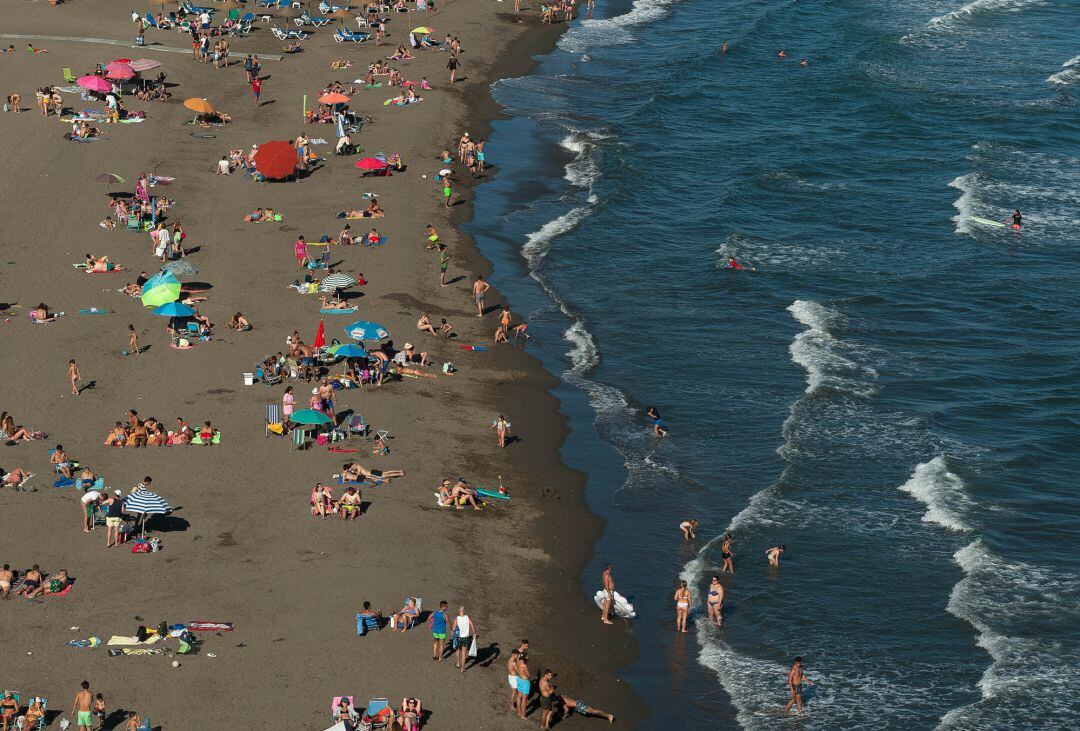 Bañistas en las playas de Rincón de la Victoria (Málaga)