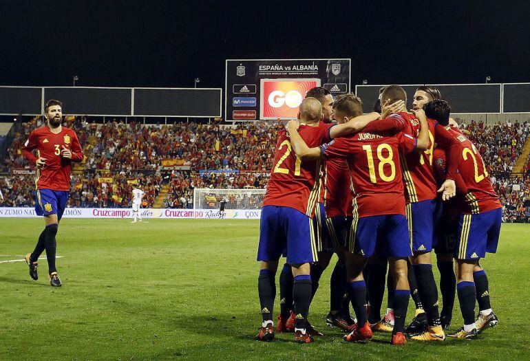 Los jugadores de la selección española de fútbol celebran el primer gol ante Albania