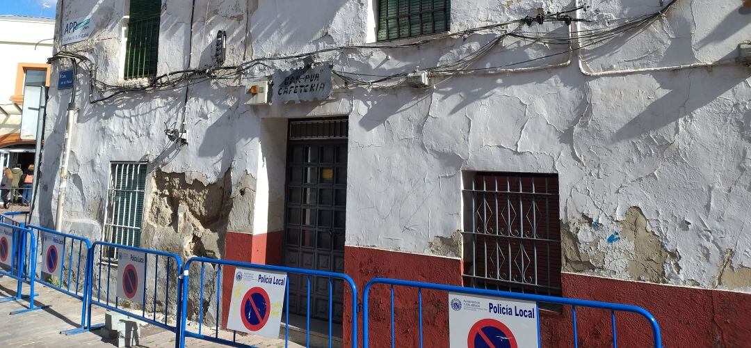 Las dos casas abandanodas situadas frente al Centro 8 de marzo serán derribadas en mes o mes y medio. 