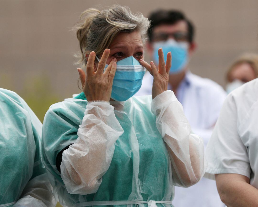 Una de las sanitarias del Hospital General durante los aplausos que se producen a diario a las 20.00 horas