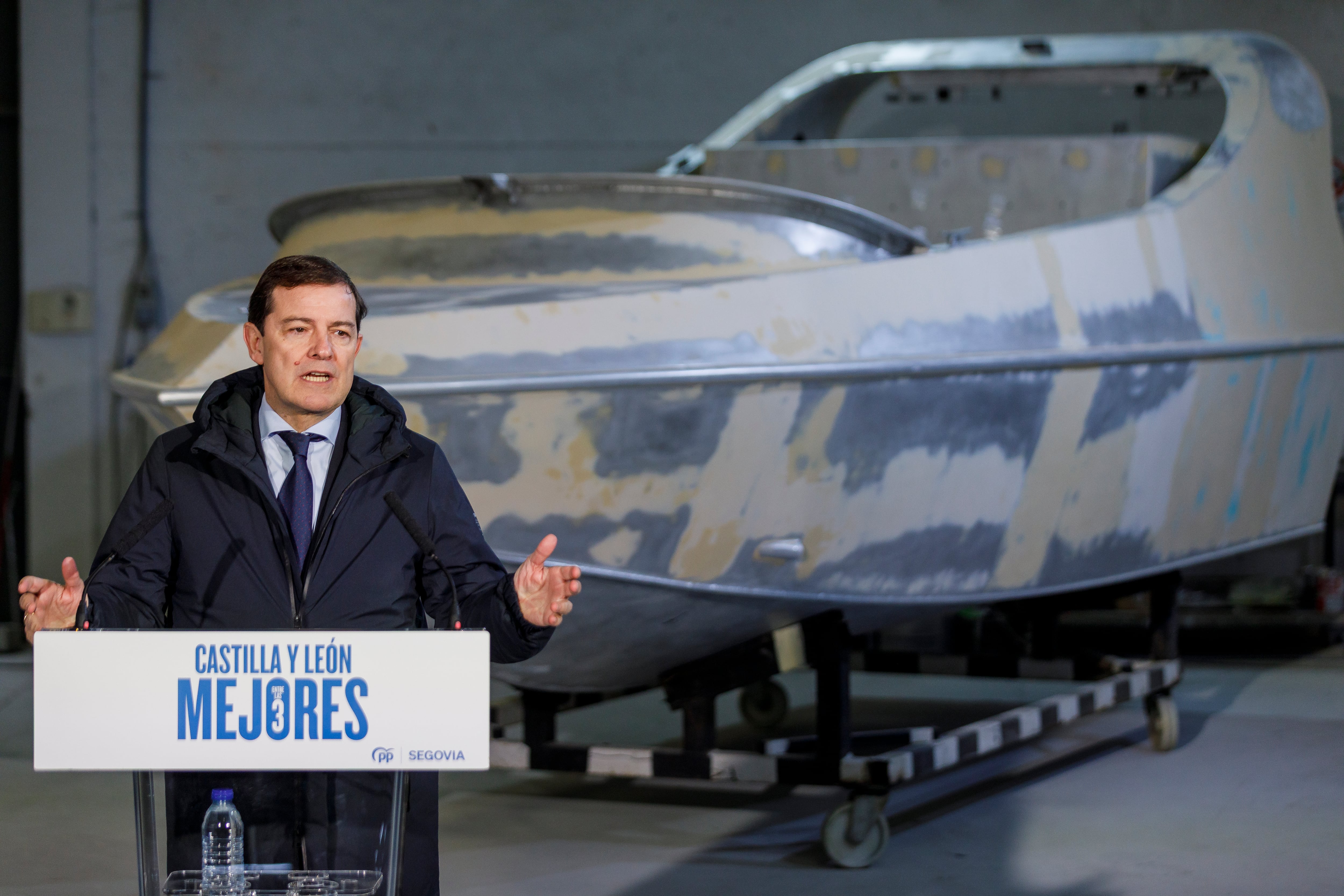 El candidato del PP a la reelección a la Presidencia de la Junta de Castilla y León, Alfonso Fernández Mañueco, visita las instalaciones de la empresa Moggaro Aluminium Yachts, en Segovia