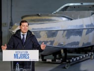 El candidato del PP a la reelección a la Presidencia de la Junta de Castilla y León, Alfonso Fernández Mañueco, visita las instalaciones de la empresa Moggaro Aluminium Yachts, en Segovia