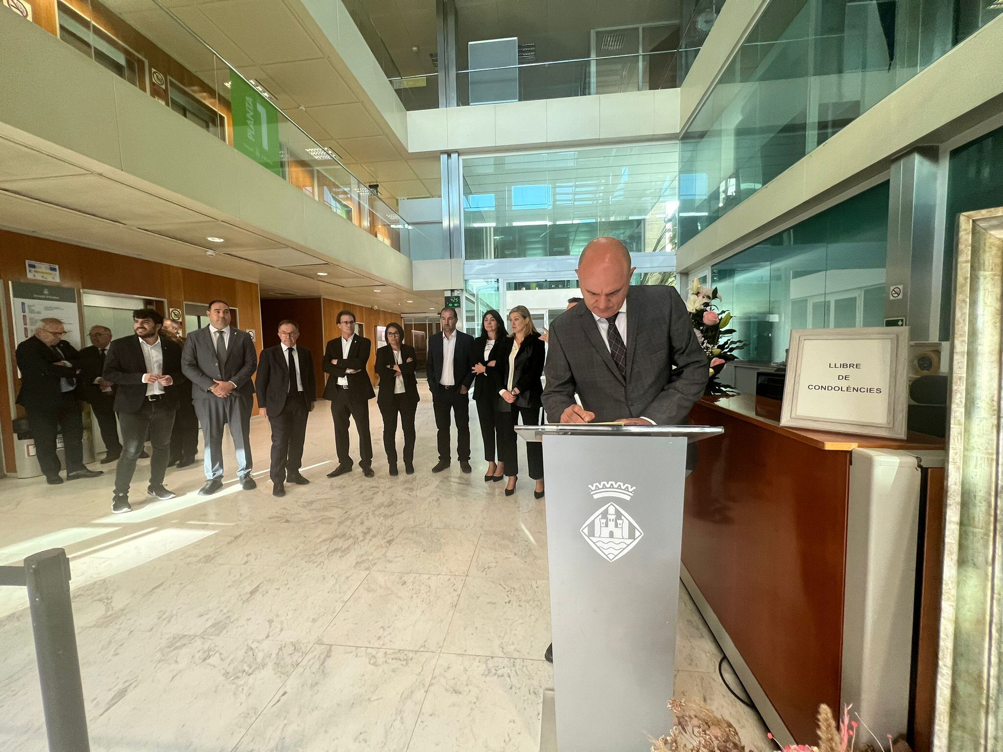 Vicent Marí y el resto de políticos esperando para firmar en el libro de condolencias