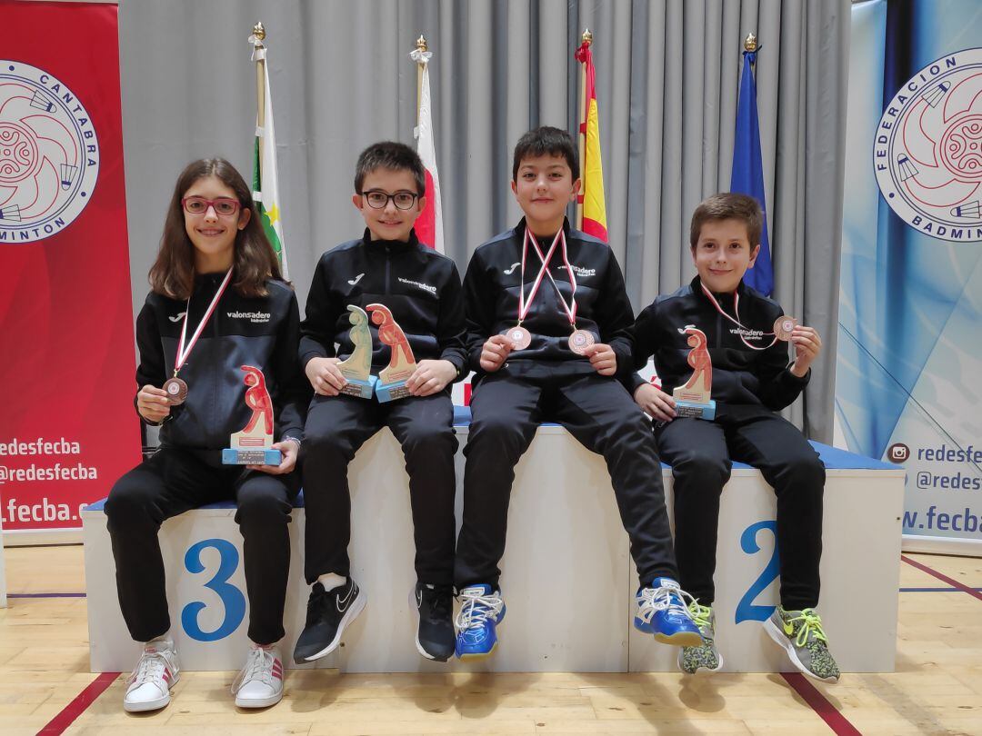 Irene Gárate, Hugo Sanz, Ian Antón y Miguel Pérez, con sus trofeos.