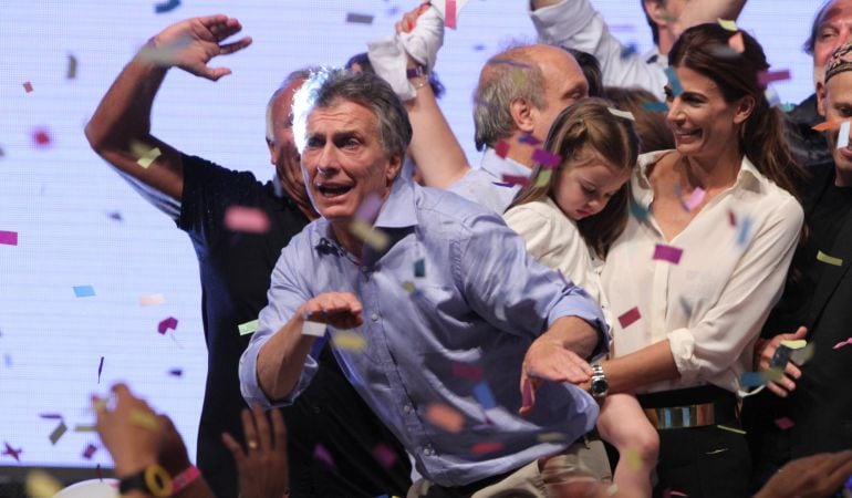 El líder del frente opositor Cambiemos, Mauricio Macri (c), saluda a seguidores junto a su mujer Juliana Awada (d) y a su hija Antonia (c) 