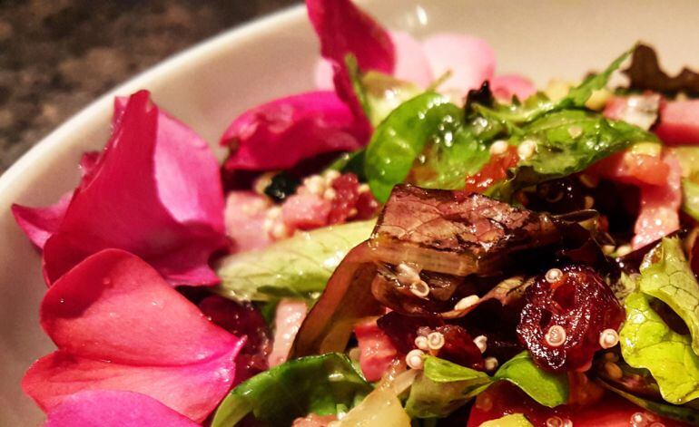 Ensalada decorada con pétalos de flores