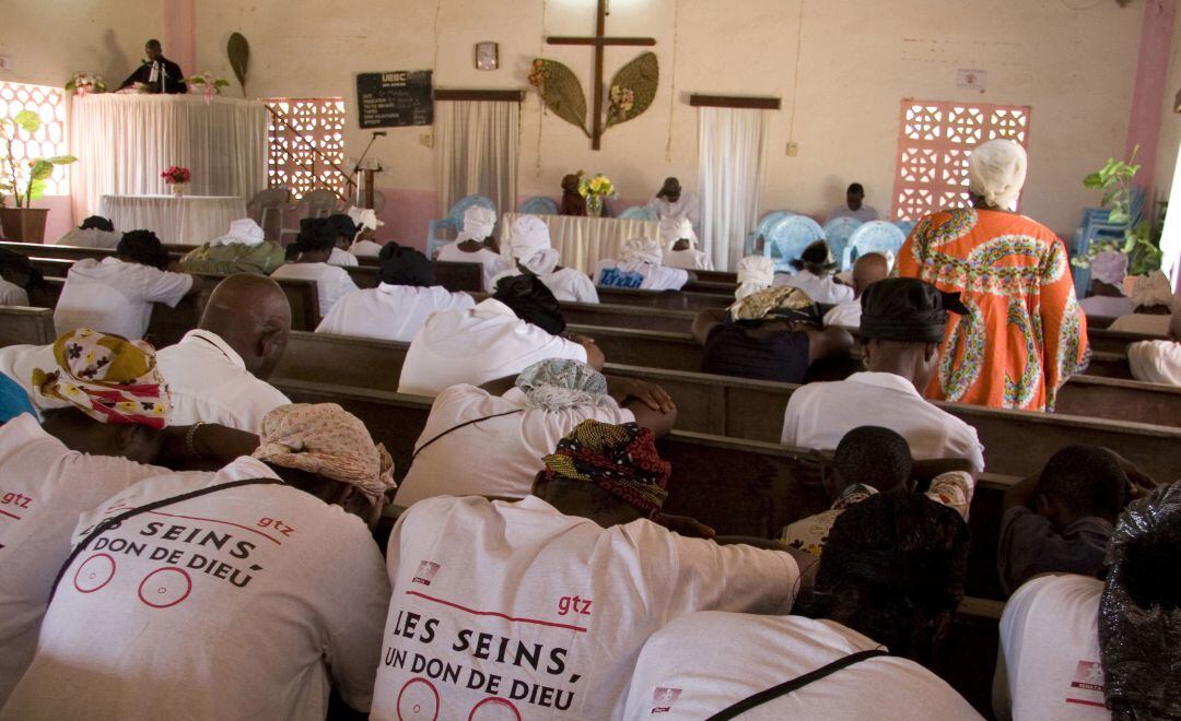 Un grupo de mujeres protesta contra esta práctica en una iglesia de Camerún.