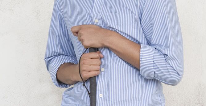 Una persona ciega sostiene un bastón