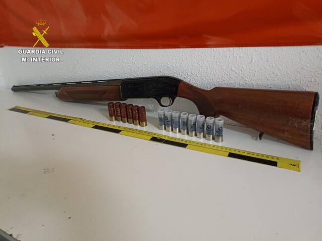 Escopeta que se encontró en el domicilio del detenido.