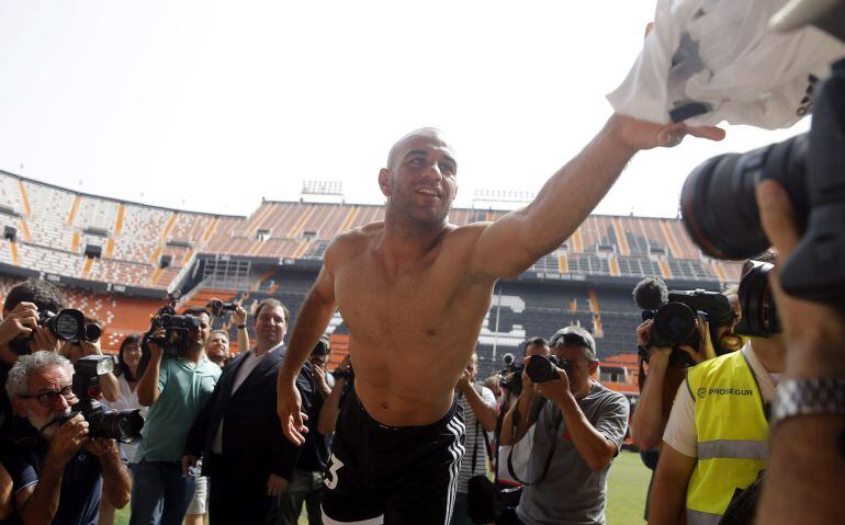 GRA055. VALENCIA, 31/08/21015.- El defensa central internacional tunecino, Aymen Abdennour, durante su presentación esta mañana como nuevo jugador del Valencia CF en el campo de Mestalla. EFE/Kai Försterling