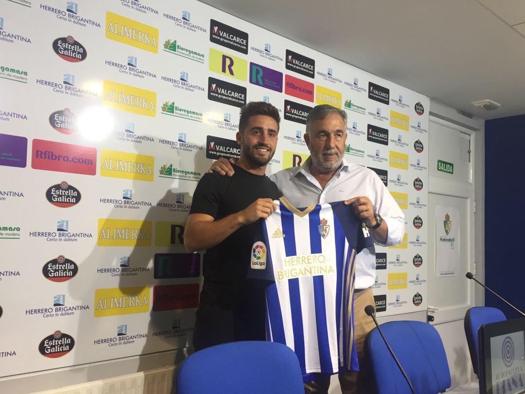 El nuevo futbolista de la Ponferradina, Nacho Gil, junto al presidente.