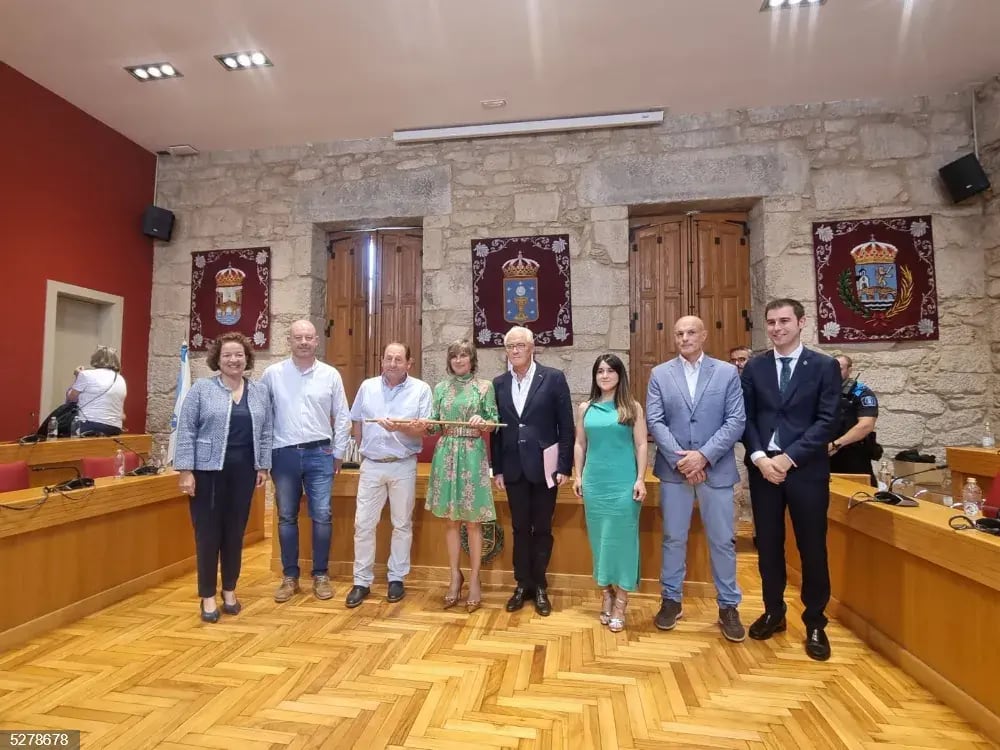 Mingos Freitas a la derecha de Nava Castro, con el bastón de mando.