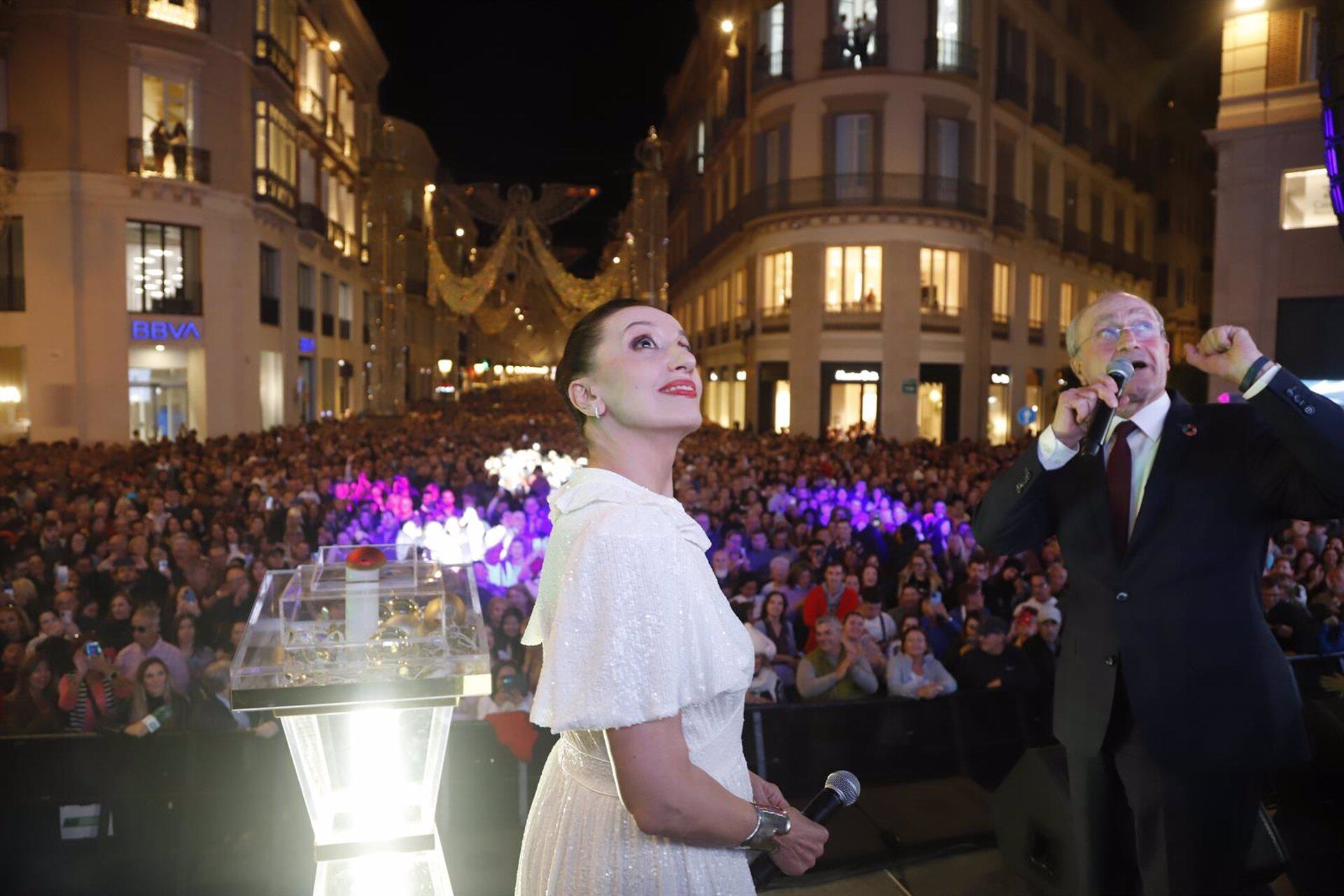 El alcalde de Málaga, Francisco de la Torre, y la cantante Luz Casal, en el encendido del alumbrado de la pasada Navidad