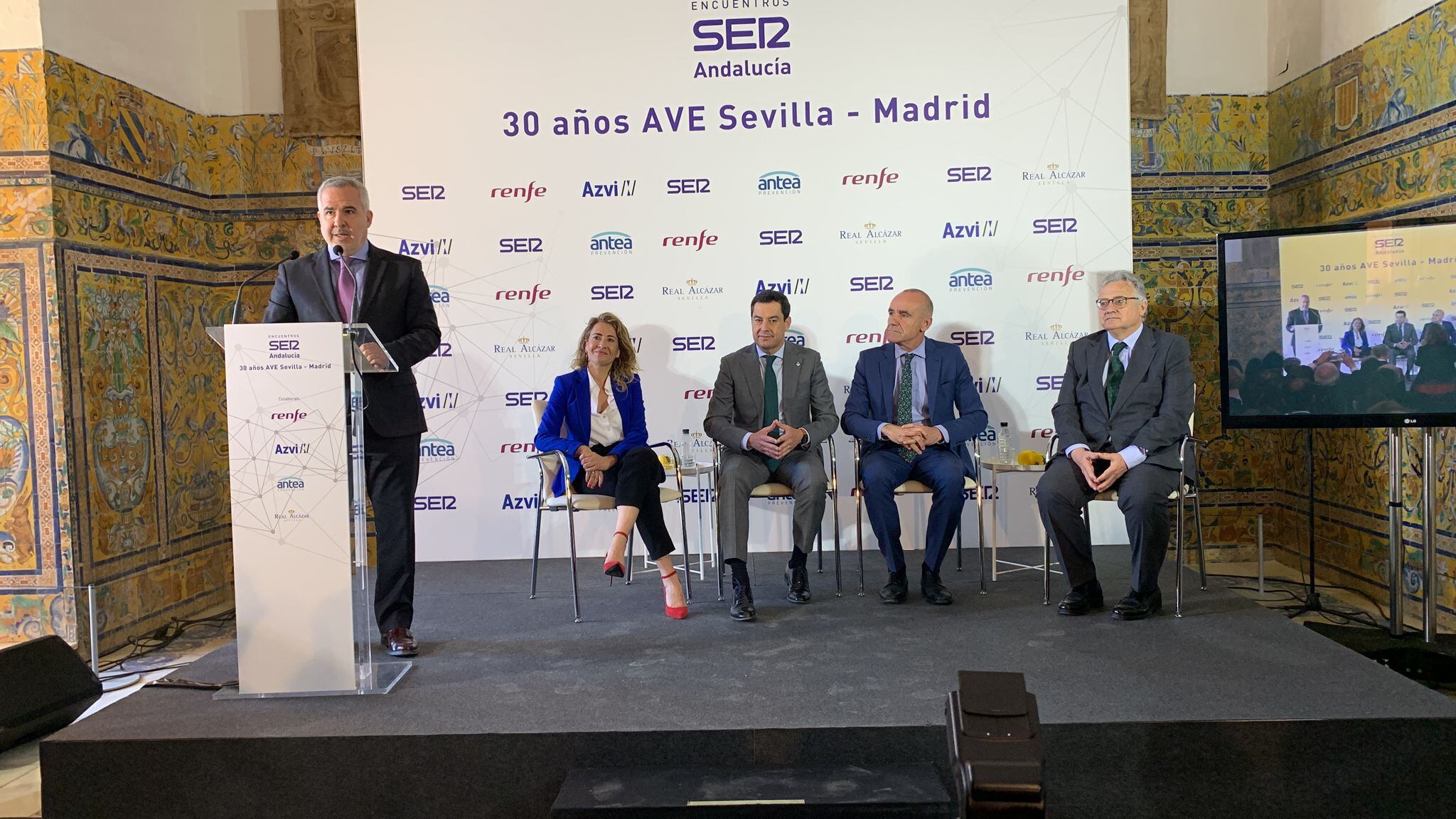 De izquierda a derecha, el director de Contenidos de la Cadena SER Andalucía, Diego Suárez; la ministra Raquel Sánchez, el presidente de la Junta, Juanma Moreno; el alcalde de Sevilla, Antonio Muñoz; y el director de la Cadena SER Andalucía, Antonio Yélamo